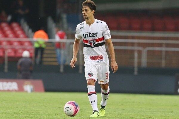 Com a saída do goleiro Dênis, o zagueiro Rodrigo Caio passou a ser o jogador com mais tempo de casa no São Paulo, onde atua desde 2011