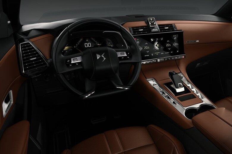 Por dentro são várias opções de configuração. Todas combinando madeira, alumínio e diferentes tipos de couro com costuras aparentes: no painel, console central, nos acabamentos de porta e nos apoios de braço e no volante