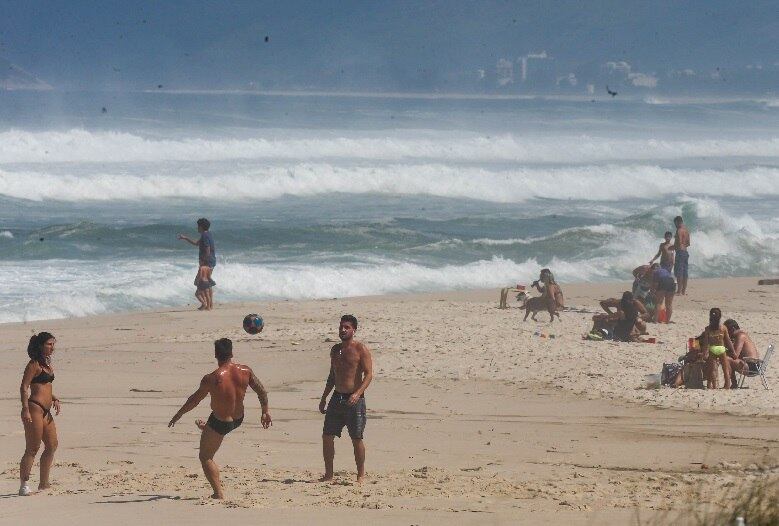 Em caso de descumprimento das medidas previstas, as autoridades competentes deverão apurar as eventuais práticas de infrações administrativas e crimes previstos. Os demais tipos de comércio terão que realizar atendimento em domicílio.