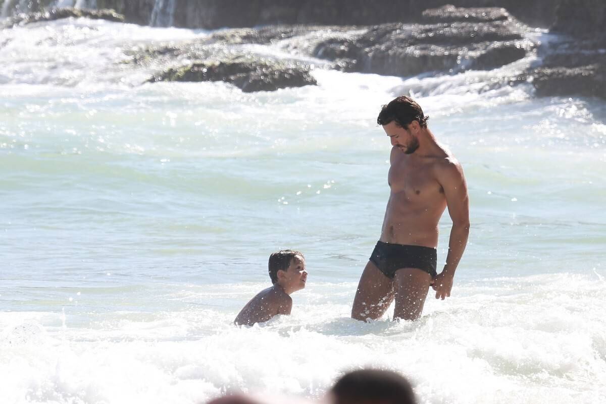 Sophie Charlotte e Daniel de Oliveira se divertem em praia com a família