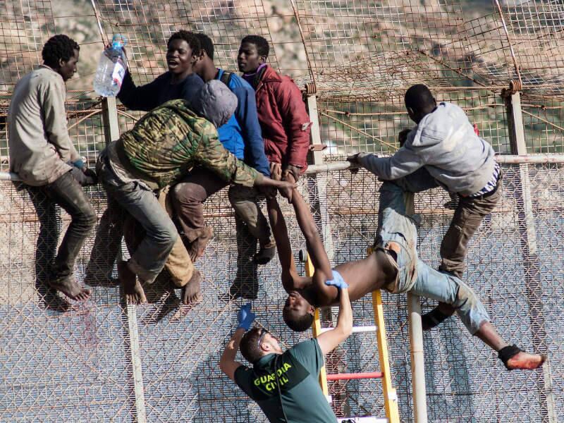 No final de maio, cerca de 2 mil imigrantes da região ao sul do deserto do Saara, formada por alguns dos países mais pobres do mundo, tentaram furar o bloqueio e conseguir abrigo em Menilla