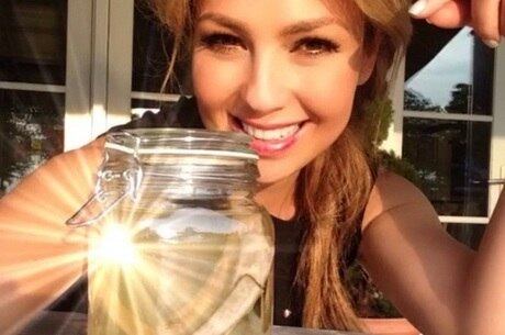 Thalia compartilha foto com os ossos da costela dentro de vidro