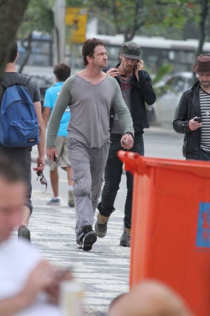 Gerard Butler caminha tranquilamente pela orla do Leblon