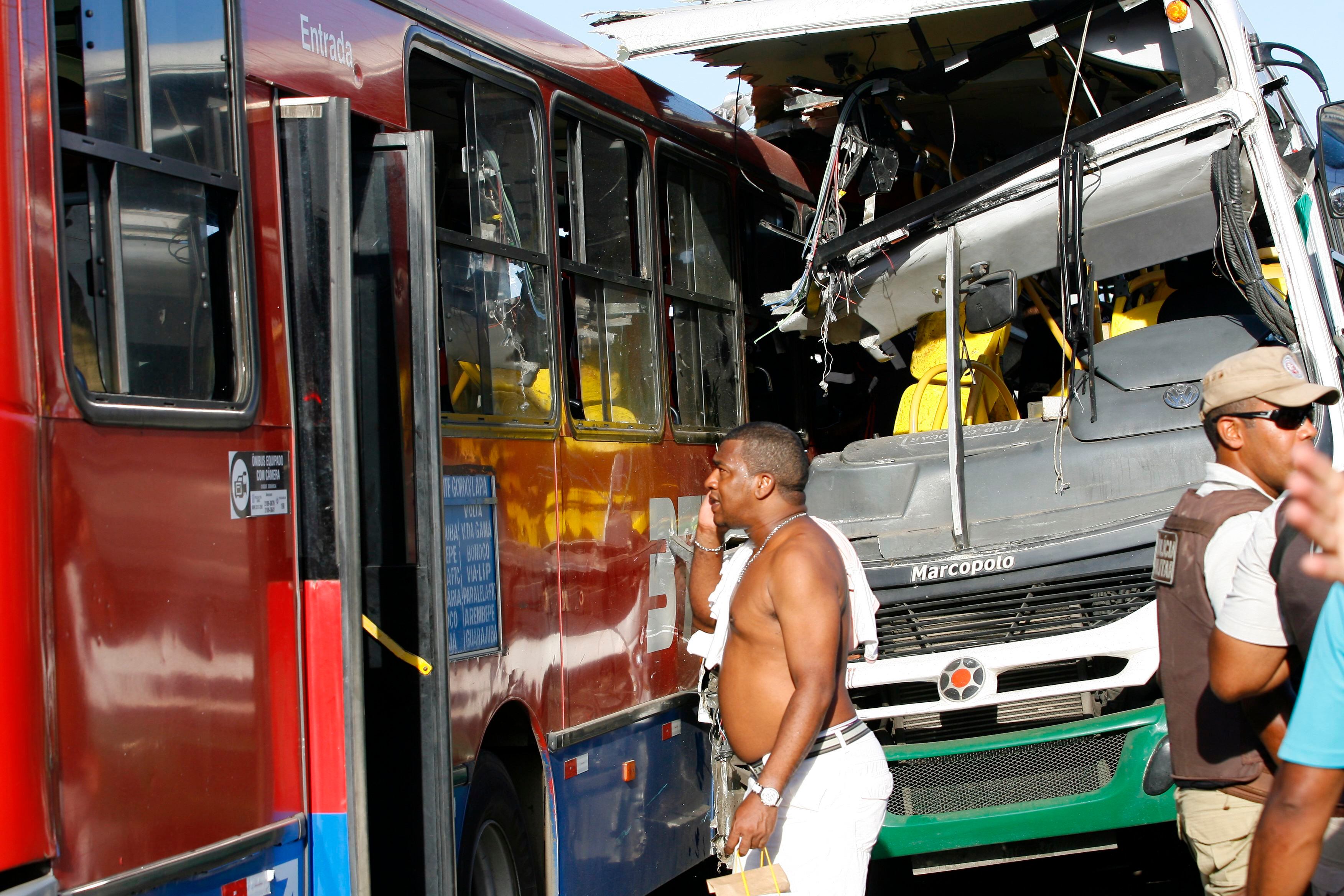 Coletivos se chocaram na avenida Antônio Carlos Magalhães

