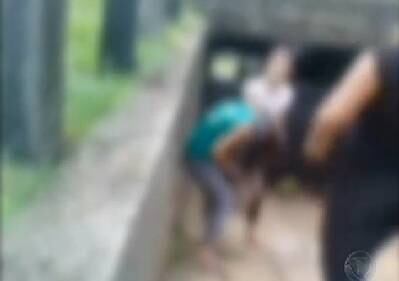 Enquanto uma das garotas gravava, as outras duas batiam no rosto da vítima e chegaram a cortar parte de seu cabelo 