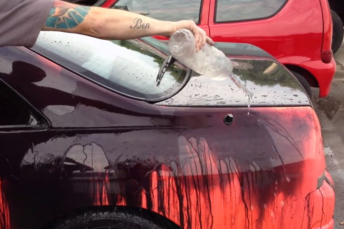 Nas imagens, um funcionário da oficina Autokandy, responsável pela modificação do Skyline, joga água na carroceria do cupê, que muda de cor imediatamente. O truque é a adoção de uma tinta chamada de termossensível
