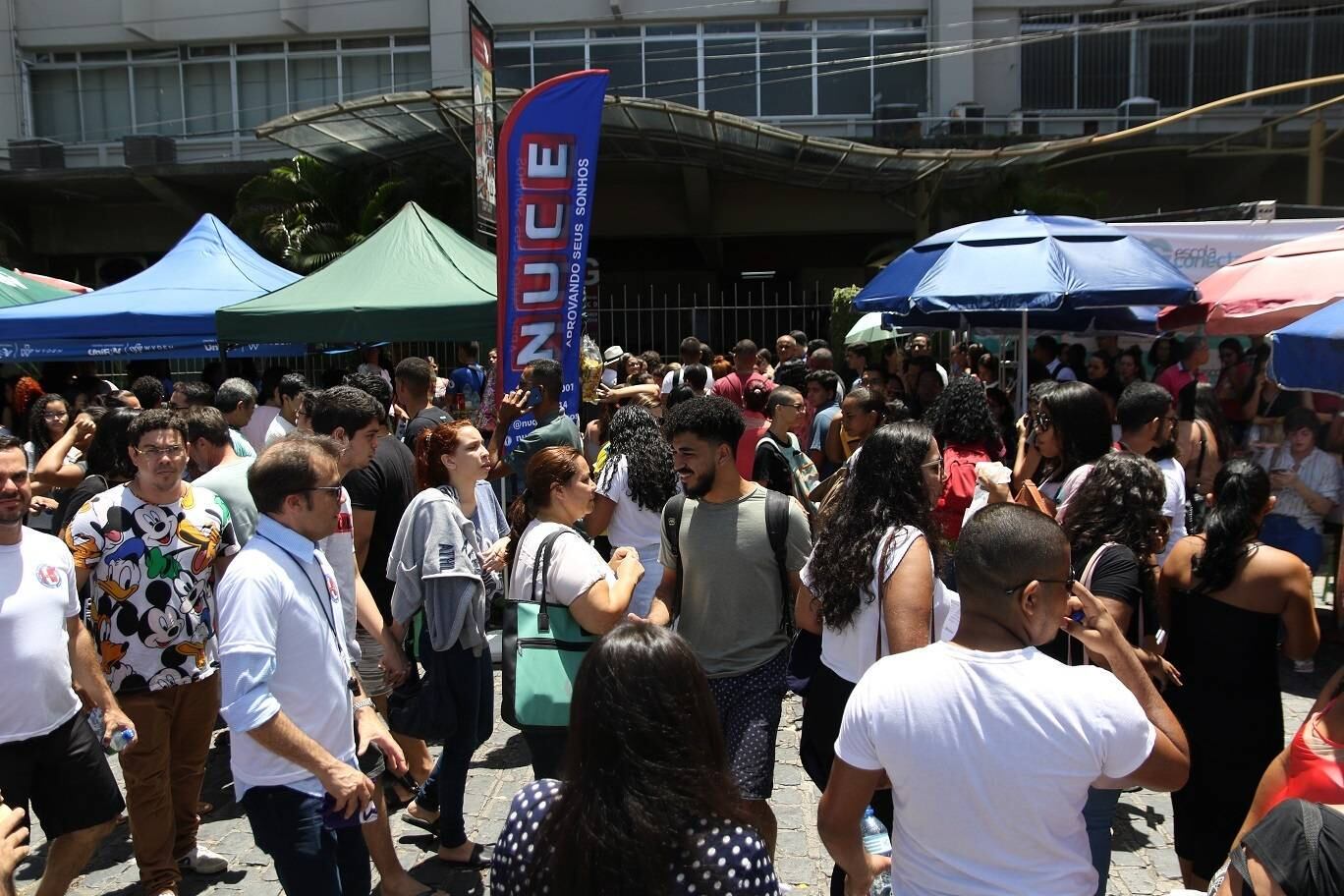 Aglomeração de candidatos na porta de universidade em Recife (PE)