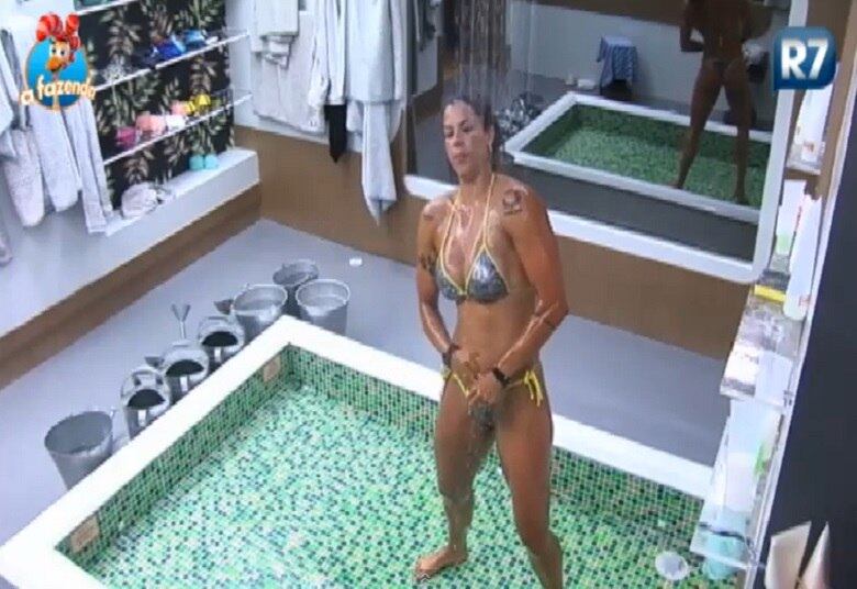 A peoa parece aproveitar bem o chuveiro após passar uma temporada na baia

+ Li Martins pega uma faca e diz: "Se meu marido estiver assistindo já devo estar com uns 20 chifres"
+ Veridiana esquece de usar o microfone e quase leva punição
+ Vida de casados? Ana Paula corta as unhas dos pés de Thiago em prova de amor
+ Marcelo sugere farra para peões: “Vamos fazer a festa do edredom”
+ Transformação! Veja o novo visual de Douglas Sampaio e Luka
+ Peões aproveitam o pôr do sol para conversar 
+ Thiago questiona se Ana Paula o deixaria ter amantes: "Apimenta a relação"

