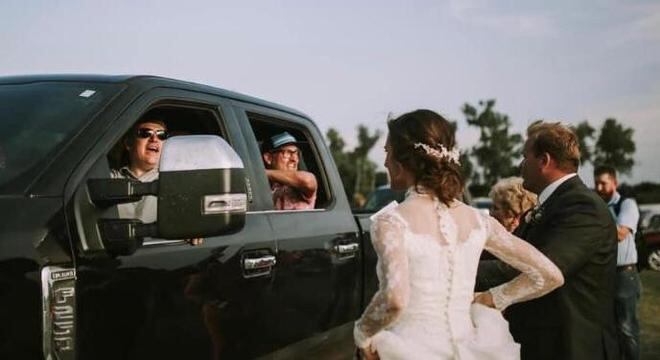 Familiares e amigos acompanharam de dentro dos seus carros a cerimonia