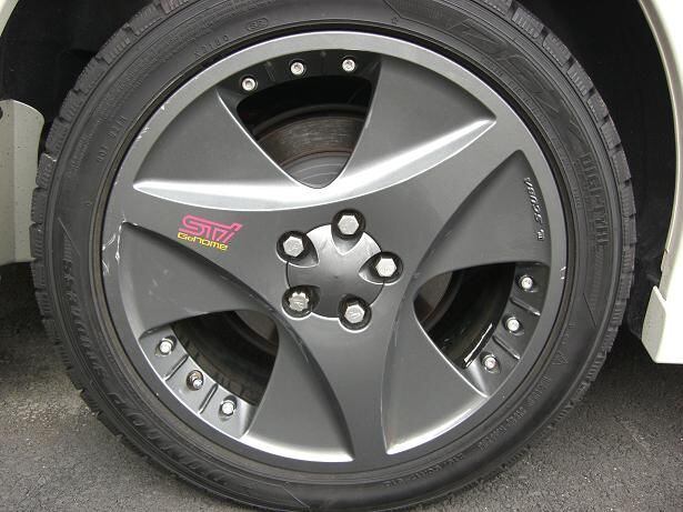 As rodas STi Genome SCUBA são, digamos, exclusivas. Sim, do
Subaru Legacy da quarta geração, que era adquirida por meio do pacote opcional
Genome