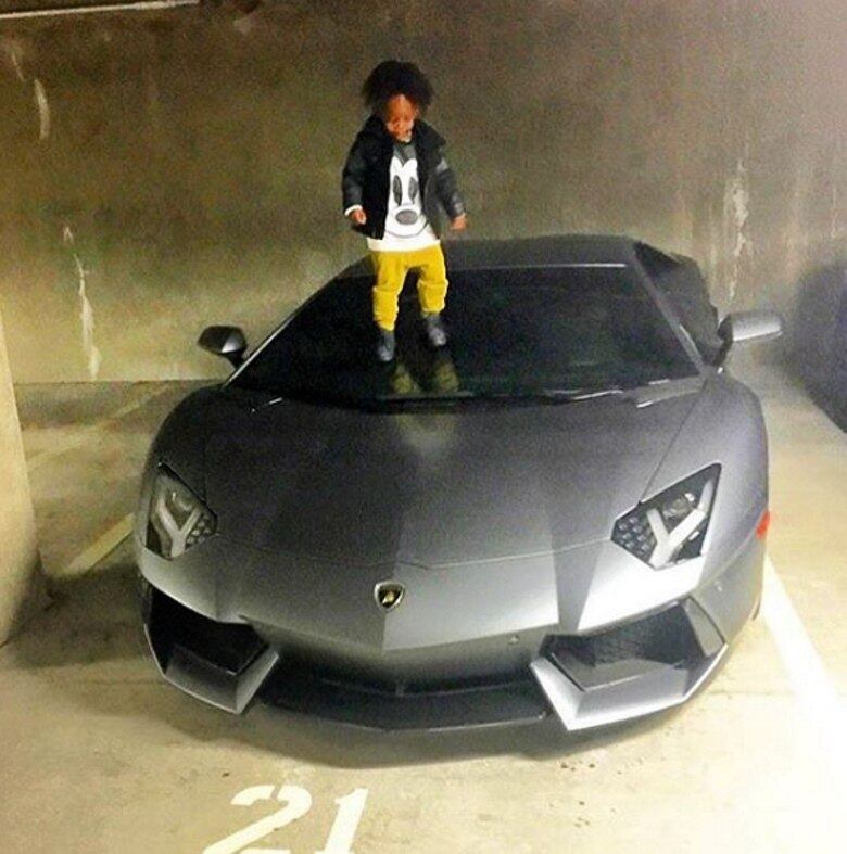 Em uma de suas fotos, colocou sua filha em cima de um de seus carros

Você conhece os jogadores pelos carros? Faça o teste do R7

EsportesR7 no Youtube. Inscreva-se
