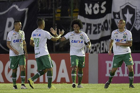 Pai de João Gabriel, Kempes tinha seu filho como xodó. O atacante tinha 53 jogos e 14 gols com a camisa da Chape