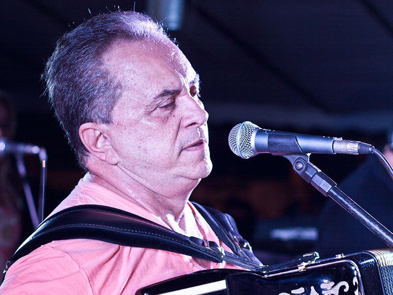 No repertório do forrozeiro Flávio José não devem faltar canções como Me Diz, Amor, Eu Não Preciso de Você e Seu Olhar Não Mente