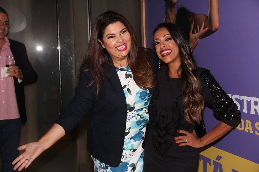 Fabiana Karla posa com a amiga