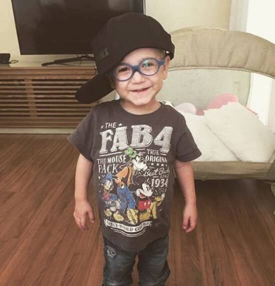 Segundo a
dona de casa, por ter ficado muito tempo no hospital, Chico tem dificuldade com
atividades que exigem coordenação motora, como pegar no lápis, correr e subir
escadas.
— Ele é
super inteligente. Já é alfabetizado e sabe inglês, mas só começou a falar aos
três anos e tem o tamanho de uma criança de dois anos