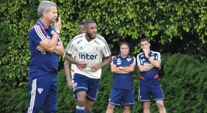 Cuca acompanhou boa parte do treino ao lado de Vagner Mancini