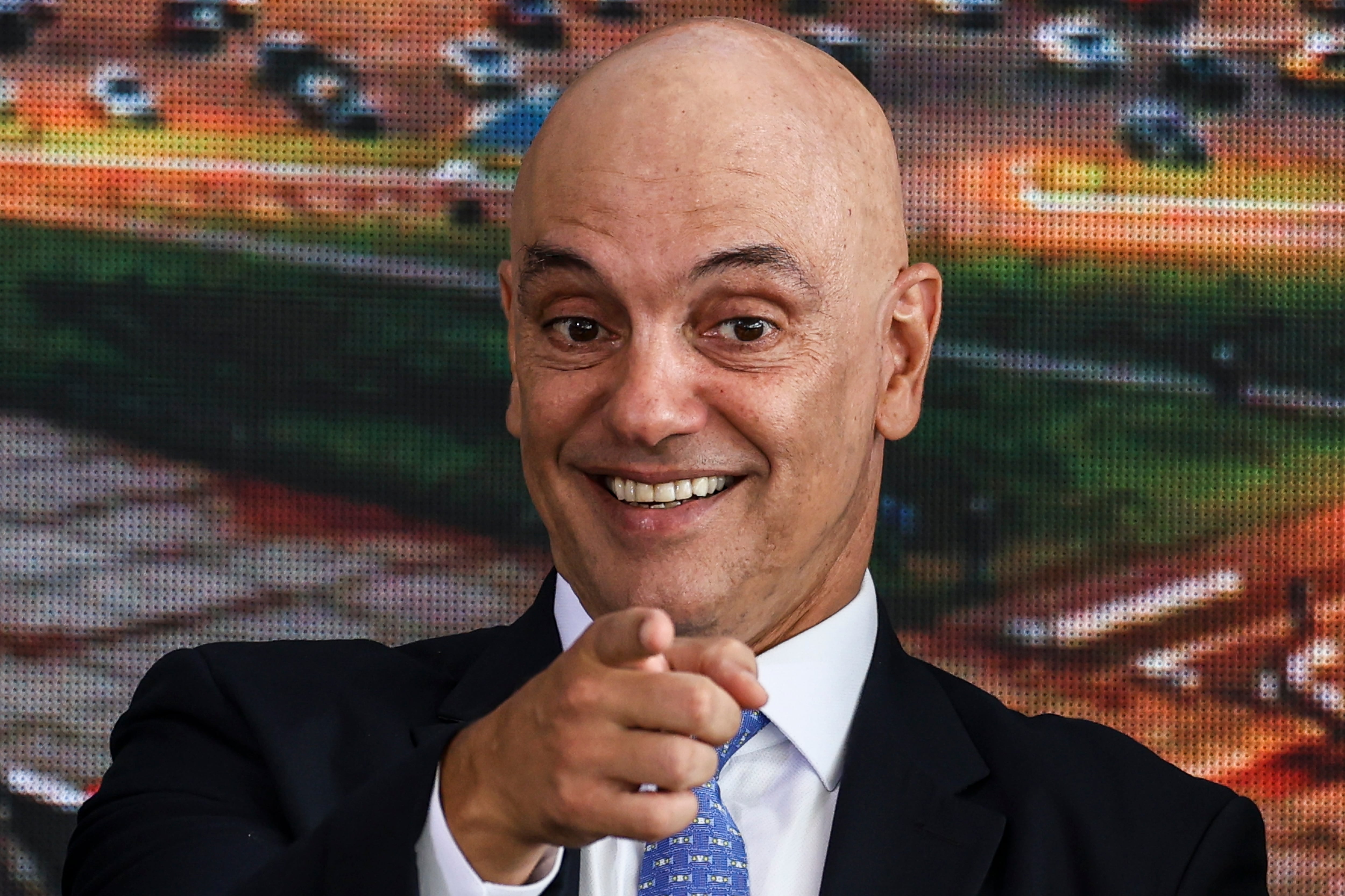Brasília (DF), 08/01/2025 - O ministro do Supremo Tribunal Federal, Alexandre de Moraes, participa de eventos em referência aos episódios antidemocráticos ocorridos em 8 de janeiro de 2023: a reintegração das obras de arte destruídas nos ataques antidemocráticos, a reincorporação ao acervo do palácio o relógio do Século XVII e uma ânfora - tidos como símbolos da dificuldade e delicadeza nos trabalhos de restauração; e o descerramento do painel As Mulatas, que foi vandalizado no mesmo ataque, recuperado e, agora devolvido ao seu local original, o 3º andar do Palácio do Planalto. Foto: Marcelo Camargo/Agência Brasil
