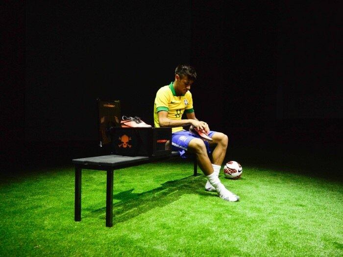 Neymar falou também sobre
os astros do clube catalão:
— Sensação é de frio na
barriga. Ainda sinto isso. Estar realizando o sonho de jogar com vários
craques. Messi, Xavi, Iniesta, Adriano, Daniel Alves.... Estou ansioso para
chegar lá, mas quero focar na Copa das Confederações para tentar conquistar
esse título para o Brasil