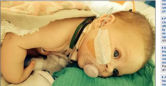 Leya Raper, de dois anos de idade, nasceu com as cordas vocais
completamente paralisadas. Por causa disso, a criança não consegue chorar e pode ser
que nunca seja capaz de falar. As informações são do site Daily Mail