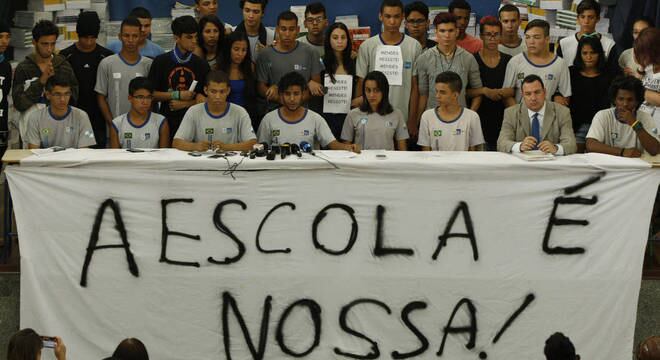 Alunos do Colégio Estadual Prefeito Mendes de Moraes anunciaram desocupação na segunda (16)