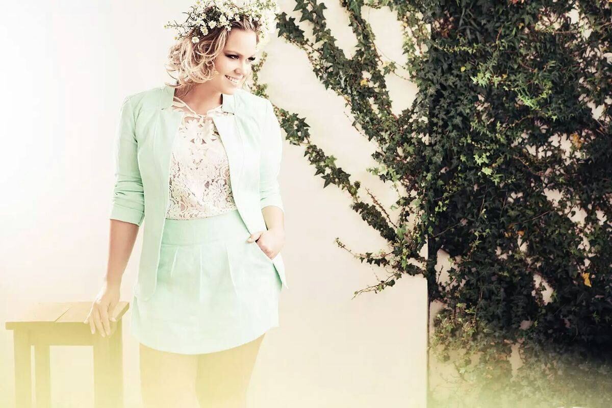 Alessandra diz que, recentemente, ela estava passando por
problemas familiares e que, se isso tivesse acontecido há meses atrás, ela não
sabe o que “poderia ter feito”. 


— E se fosse antes? E se fosse uma new face? Eu poderia
ter me matado, chorado litros, ter feito qualquer besteira. Mas, hoje, isso não
me afeta em nada. Eu sou feliz. O problema foi ele ter me chamado de “leitoa
arrombada”. Foi realmente para ferir. As palavras, muitas vezes, doem mais do
que um soco. Acaba com o seu psicológico