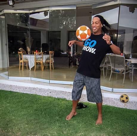Duas vezes melhor do mundo e ídolo de em muito países, Ronaldinho Gaúcho vai mostrando cada vez mais que já está com um pé na aposentadoria

Assista aos programas da Record no R7 Play
