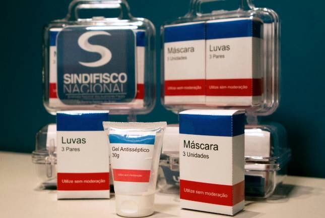 Prioridade será funcionário da Receita com contato direto com passageiros