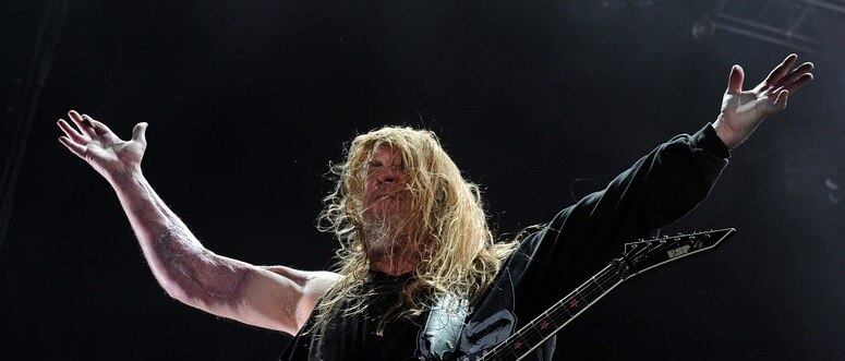 Desde 2011, o guitarrista Jeff Hanneman, da banda heavy metal Slayer, estava em tratamento para se recuperar de uma doença rara chamada fasceíte necrotizante, conhecida popularmente como “bactéria que come carne”. Após ser mordido por uma aranha, o músico contraiu a doença que se espalha rapidamente e destrói o tecido mole do corpo, como pele e gordura. Saiba mais sobre os problemas de saúde que o guitarrista passou