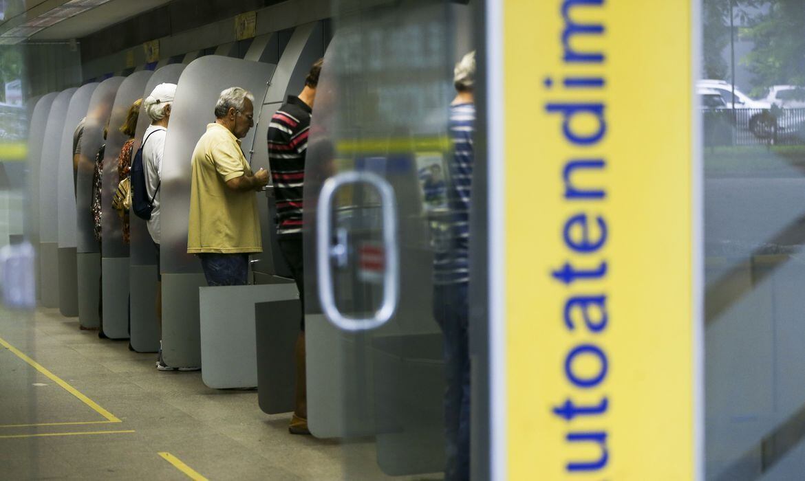 Agências de SP atenderão grupos prioritários de 9h às 10h