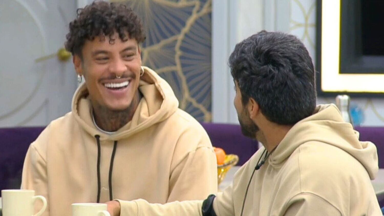 Essa história de perrengue do Murilo fez o dia de Ricardo, Giulia e Victoria e poderia ter acontecido a qualquer um!
O modelo contou que, um dia, chegou em casa muito apertado para ir ao banheiro, porém a fechadura eletrônica não funcionou! Murilo, então, teve que dar um jeitinho para "aliviar" a situação, se é que vocês me entendem. Os amigos riram muito do sufoco que o modelo passou!
A Grande Conquista vai ao ar de segunda a sábado, às 22h45; e aos domingos, a partir das 23h, na Record TV. Assine o PlayPlus e tenha acesso à transmissão 24 horas e a conteúdos extras do reality. Conheça também a Rede da Conquista, a comunidade dos fãs do programa.