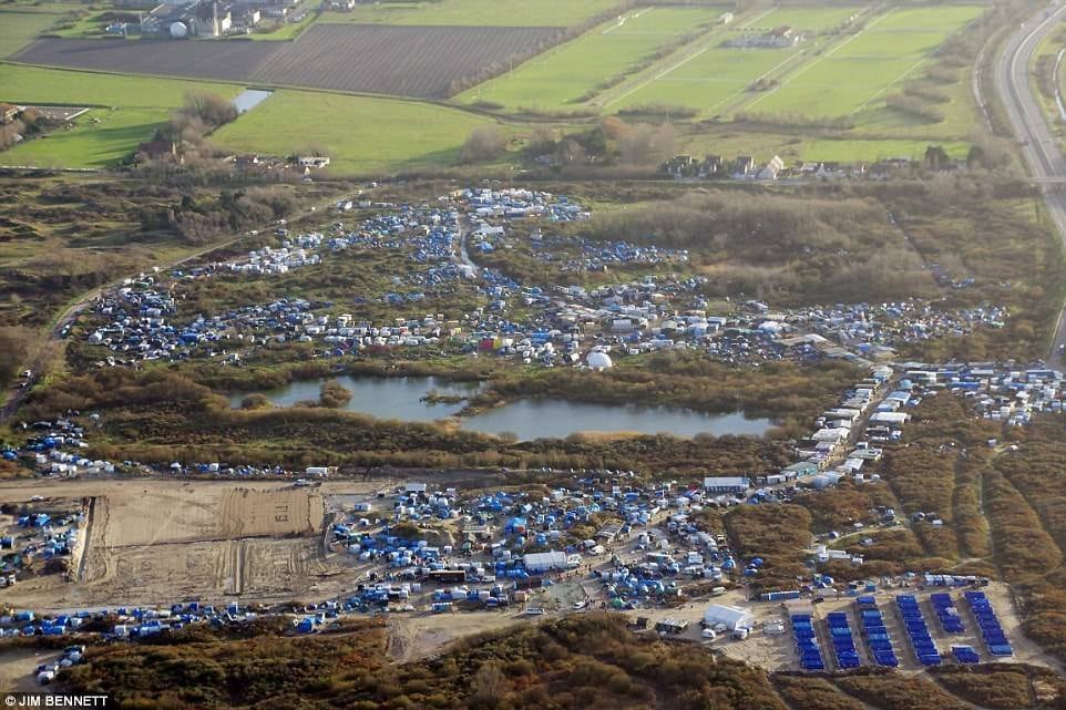 O campo de refugiados chamado de 'Selva', instalado em Calais, na fronteira entre França e Inglaterra, cresceu intensamente no último ano. Segundo informações do Daily Mail, o local abriga hoje cerca de 4.500 pessoas, e se tornou uma pequena cidade