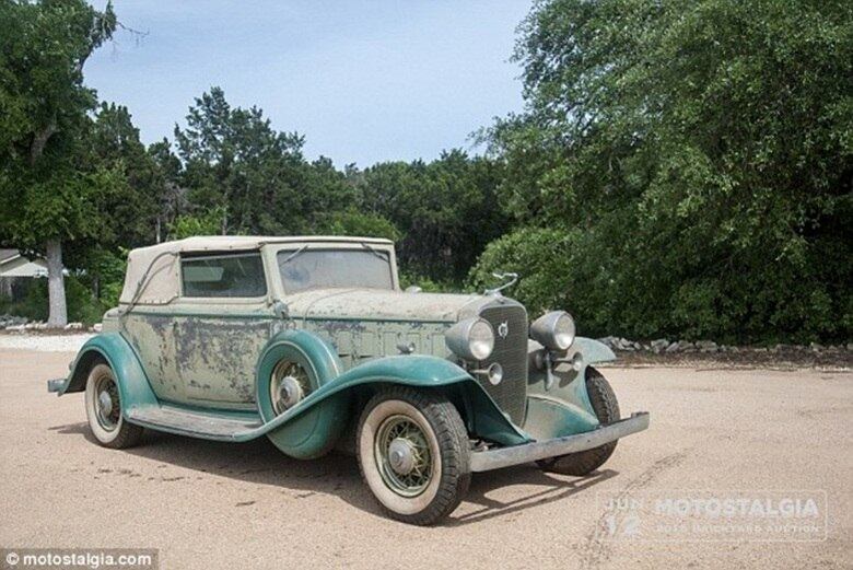 Um colecionador de carros encontrou uma coleção de veículos antigos e clássicos abandonado num galpão no Texas (EUA). São eles três Cadillacs com anos 1932 e 1938, um Milburn Electric Modelo 27L e um REO Modelo G Boattail Roadster, de 1908. O leilão acontecerá no dia 12 de junho em Indianápolis, com estimativa de valor em R$ 2,1 milhões. As informações são do jornal britânico Daily Mail