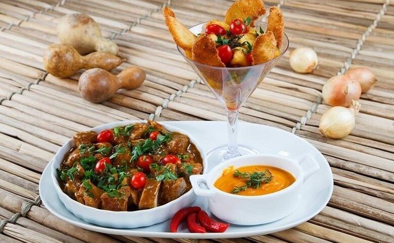 Bar do Primo
Prato - Pernil e seus acompanhantes: maçã verde e batatas ferozes: pernil com molho de vinho branco acompanhado de maçãs verdes empanadas e batatas ferozes.
Endereço: rua Santa Catarina, 656 - Lourdes