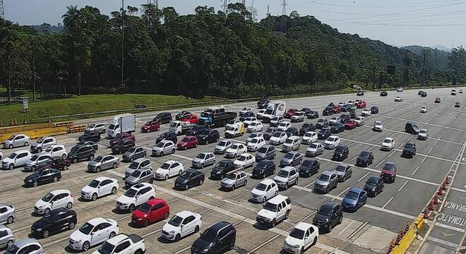 Os pedágios das rodovias do estado de São Paulo ficaram quase 12% mais caros desde sexta-feira (16). A decisão foi da Artesp (Agência de Transporte do Estado de São Paulo) e foi publicada no Diário Oficial na quarta (14). Em junho deste ano, o governo paulista anunciou que, durante o ano de 2022, não haveria reajuste nas tarifas de pedágio — a data-base para isso era 1º de julho. Na rodovia dos Imigrantes, o valor atual do pedágio é de R$ 30,20 e, a partir de sexta-feira, foi para R$ 33,80
