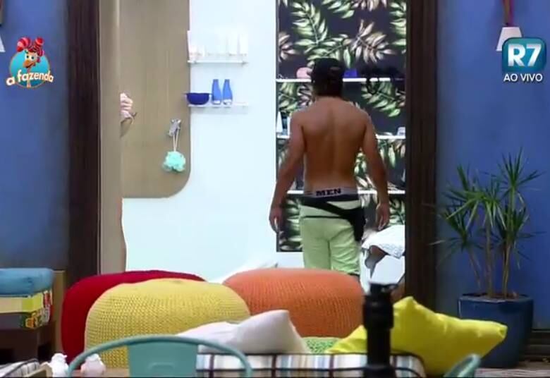 Em seguida, Douglas apareceu e brincou com os peões.

— Nossa, que lindos!

+ Leite condensado mata a fome de Thiago na madrugada
+ Thiago acorda de madrugada e caminha sem rumo pela sede
+ Edu K se aventura com os cavalos e acaba no chão
+ Mara diz para as outras peoas: "Isso aí é jogo sujo"
+ Veridiana tira os cabelos brancos de Marcelo Bimbi
+ Veridiana diz que se arrependeu de ter ficado com Marcelo
+ Edu K assume para peões que chegou em Li Martins
+ “Modelo vai para debaixo do edredom com capa de revista masculina”, Marcelo diz para Edu K
+ Em papo sobre mulheres, Marcelo Bimbi releva que já ficou com mais de mil
