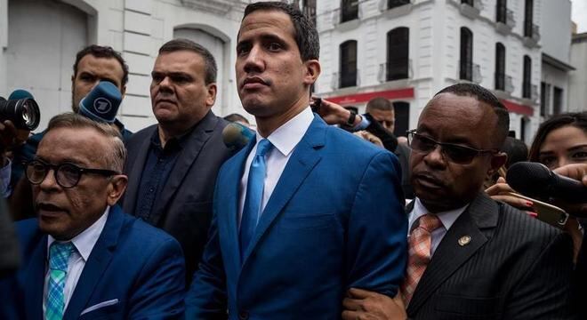 Guaidó classificou a ação policial que impediu sua entrada como 'golpe'