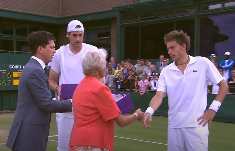 Resposta: Aconteceu em Wimbledon, no ano de 2010. O norte-americano John Isner derrotou o francês Nicolas Mahut por 6/4 3/6 6/7 7/6 70/68, com o incrível tempo de 11 horas e 5 minutos. O jogo foi válido pela primeira rodada do tradicional torneio e durou três dias.