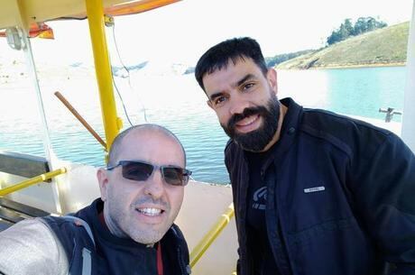 Bruno se tornou parceiro. Aqui avaliava outra produto e o coloquei na roubada em andar na terra com sua MTS 950. Não importa experiência quando se tem consciência, preocupação com segurança