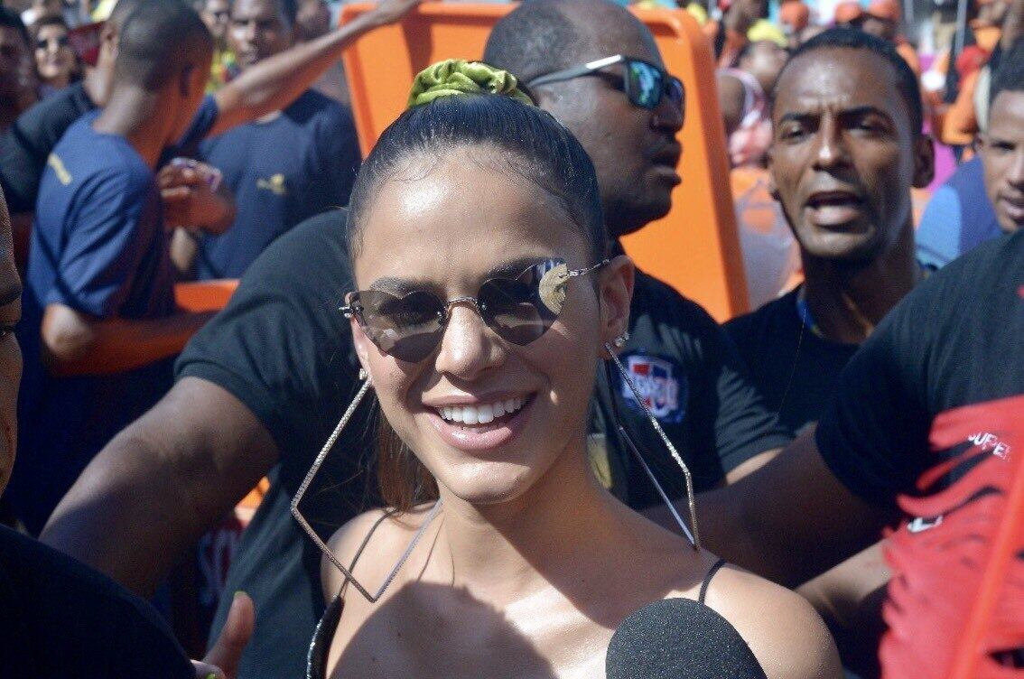 Bruna Marquezine foi uma das primeiras celebridades a chegar. A atriz, que curtiu muito o trio de Anitta na noite anterior (1), se inspirou em Ariana Grande para o look