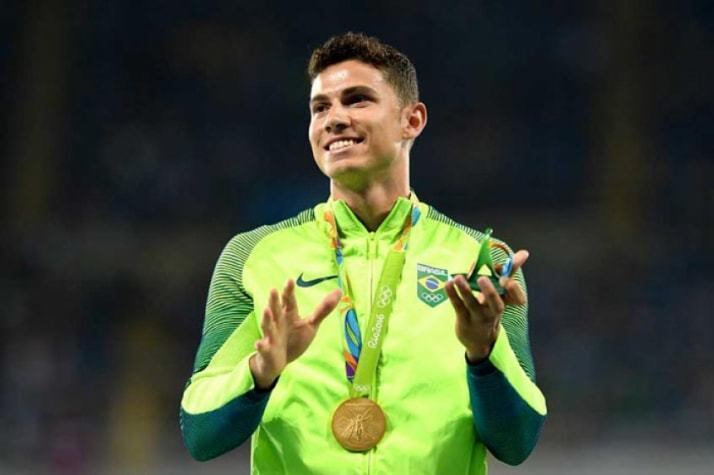 O único brasileiro desta seleta lista é Thiago Braz. Na conquista da medalha de ouro nos Jogos do Rio de Janeiro, em 2012, o atleta registrou a marca de 6,03 metros no salto com vara.