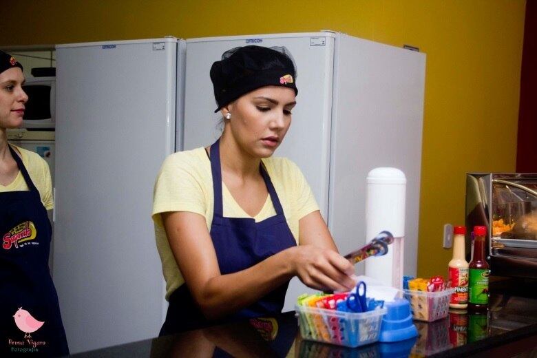 Musa do BBB 6, Maria Felício era modelo quando entrou no programa. Ela conheceu seu atual marido, Daniel Saullo, dentro do confinamento. Até hoje, os dois ainda fazem trabalhos como modelo juntos. Mariana recentemente apareceu na imprensa botando a mão na massa em uma lanchonete que abriu