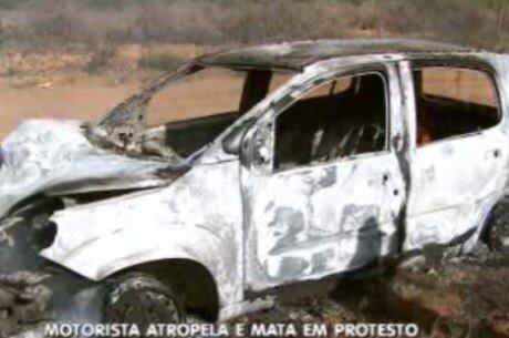 O Fiat/Uno que teria atropelado e matado as duas manifestantes foi encontrado totalmente queimado