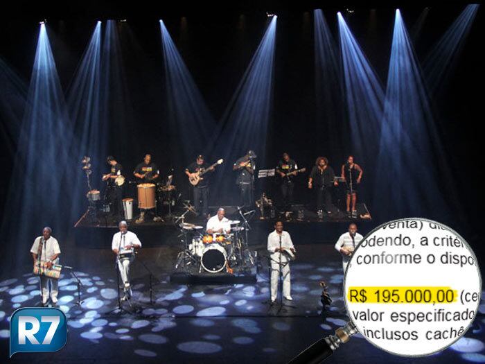 Fundo de Quintal: o grupo de samba recebeu R$ 195 mil
do governo do Acre para tocar no show de réveillon de 2011/2012 na
cidade de Rio Branco, capital do Estado. Achou a quantia cara? No valor
estavam inclusos impostos, cachê, transporte aéreo e hospedagem dos
músicos