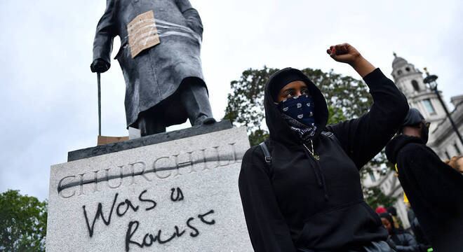 Boris Johnson criticou ataques contra estátua de Winston Churchill, em Londres