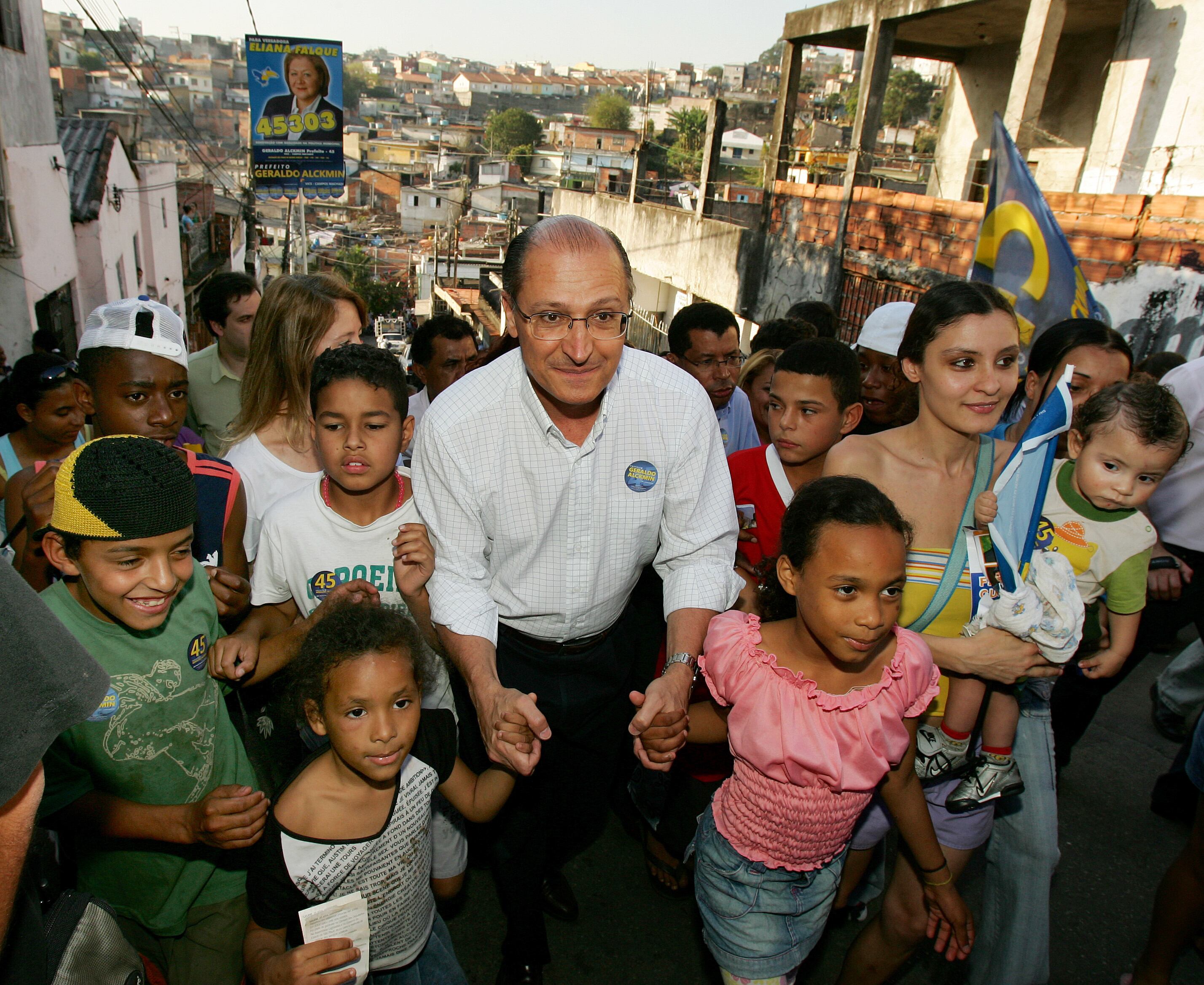 Mas os políticos também "colam" suas imagens em crianças que não são, necessariamente, da mesma família. Na foto, por exemplo, o governador de São Paulo Geraldo Alckmin é rodeado por crianças durante campanha eleitoral de 2008
