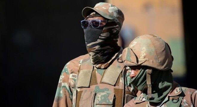 Bloqueios impostos pelo governo sul-africano são fiscalizados por militares