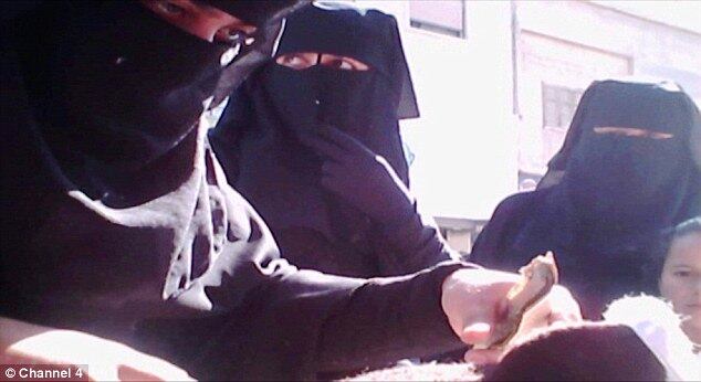 As câmeras escondidas gravam um grupo de mulheres nas ruas da fortaleza do EI em Raqqa, Síria

