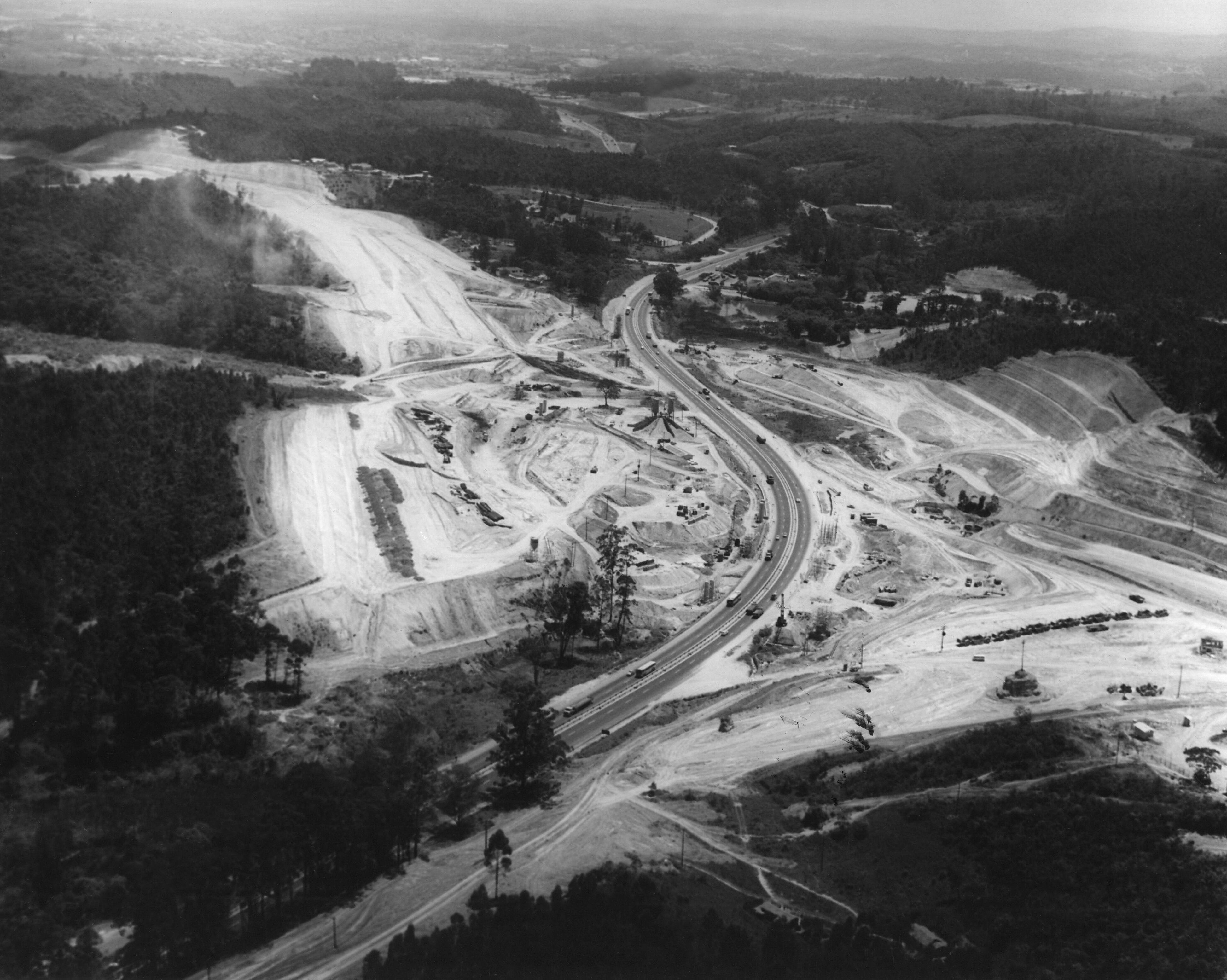 O nome é uma homenagem aos Bandeirantes, que desbravaram o interior do País a partir do litoral de São Paulo em busca de índios e pedras preciosas. A rota utilizada por eles coincide com o atual traçado da autoestrada