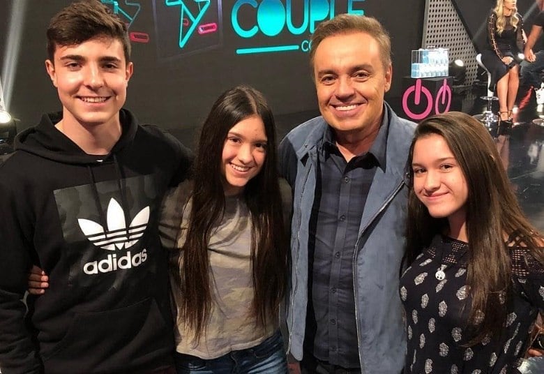 Gugu tem um amor muito grande pelos três filhos, João Augusto, Marina e Sofia. Além de ótimo apresentador, ele também é um ótimo pai e aproveita cada segundo ao lado dos filhos. "Gosto de conversar
sobre tudo com meus filhos. Os três são adolescentes, portanto, estão numa fase
nova da vida, vivendo transformações que eles desconhecem. Gosto de estar junto
deles em todos os momentos. Pra mim, o diálogo é tudo e estabeleço regras de
acordo com as necessidades", explica o apresentador.