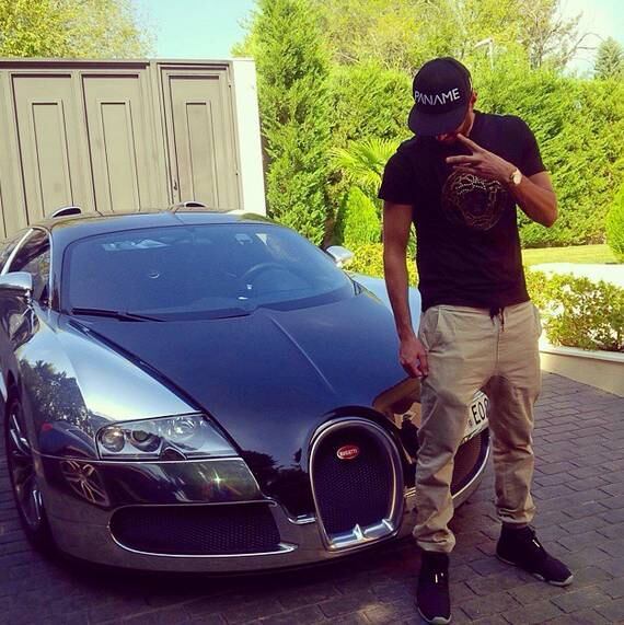 Benzema ostentou nas redes sociais o seu mega carro, Bugatty Veyron, que chega a custar R$ 9 milhões